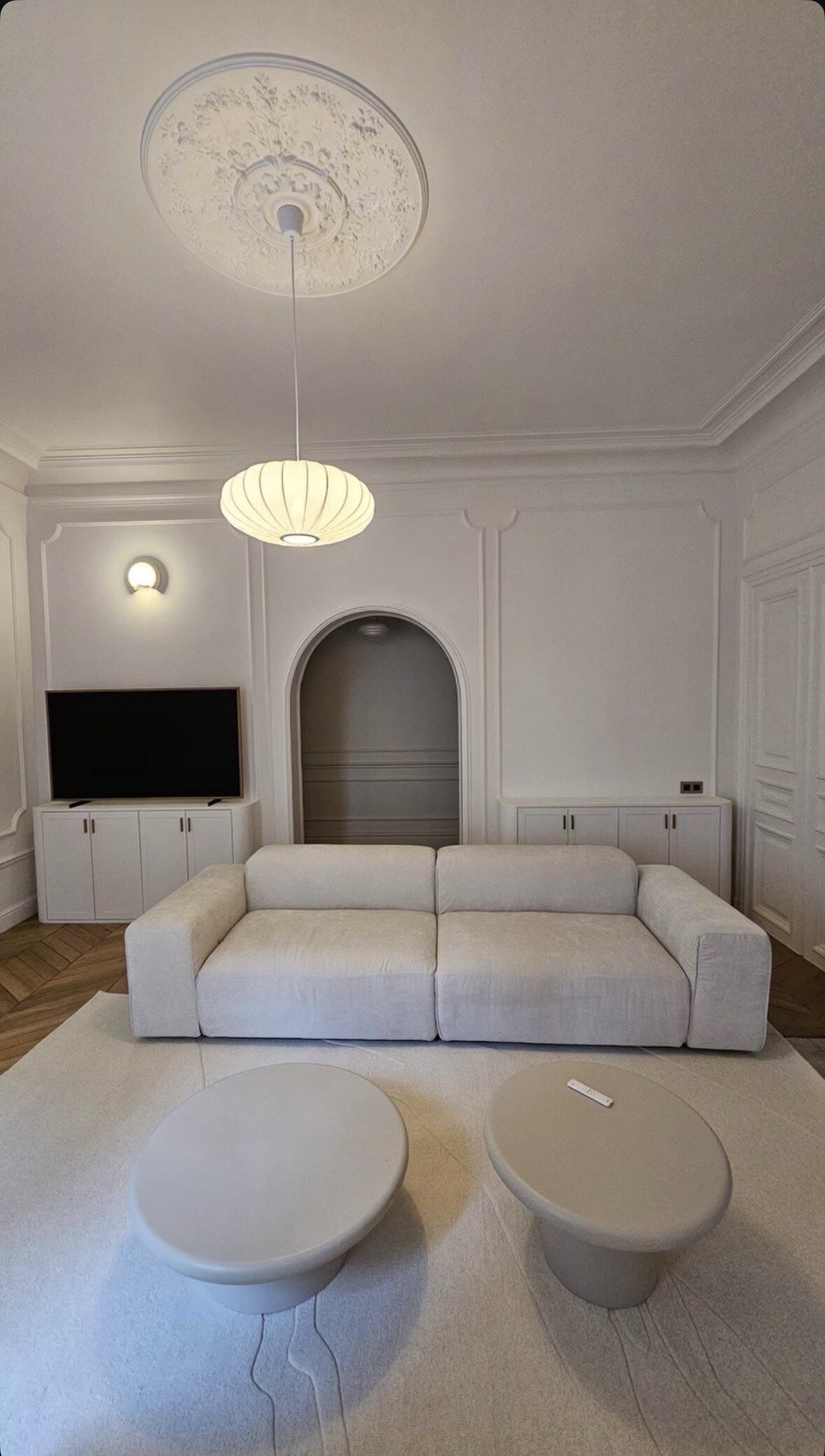 Séjour du projet Paris 8, vue sur le meuble TV et l'entrée voûtée