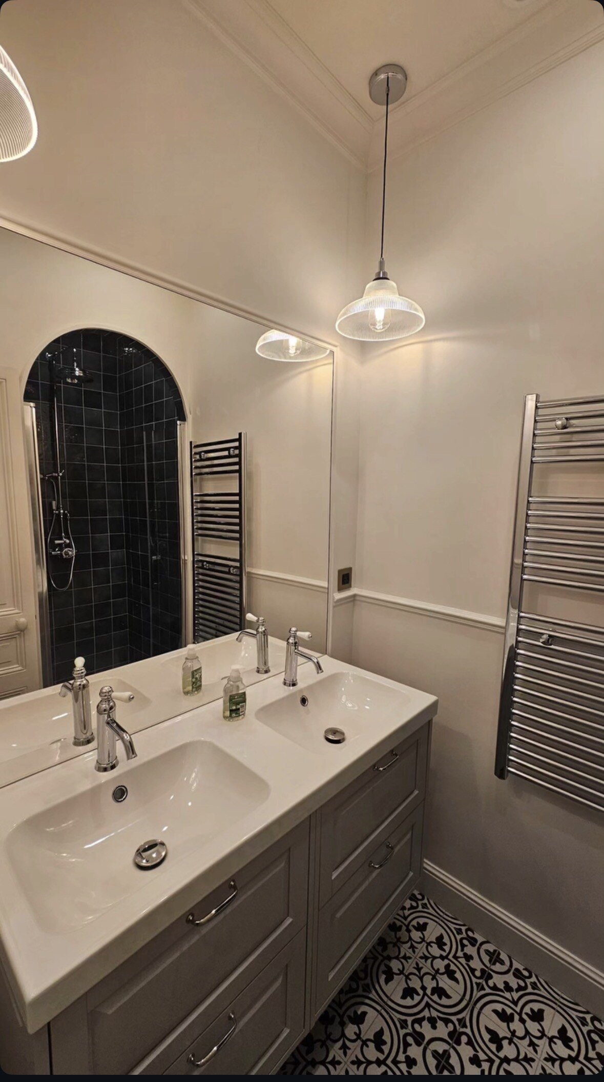 Salle de bain du projet Paris 8 : double vasque et douche carrelée noire