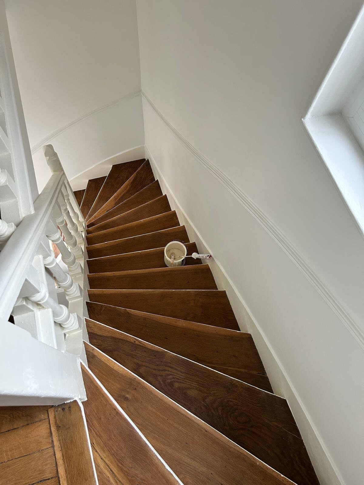Escalier desservant un niveau supplémentaire dans une maison rénovée à Versailles