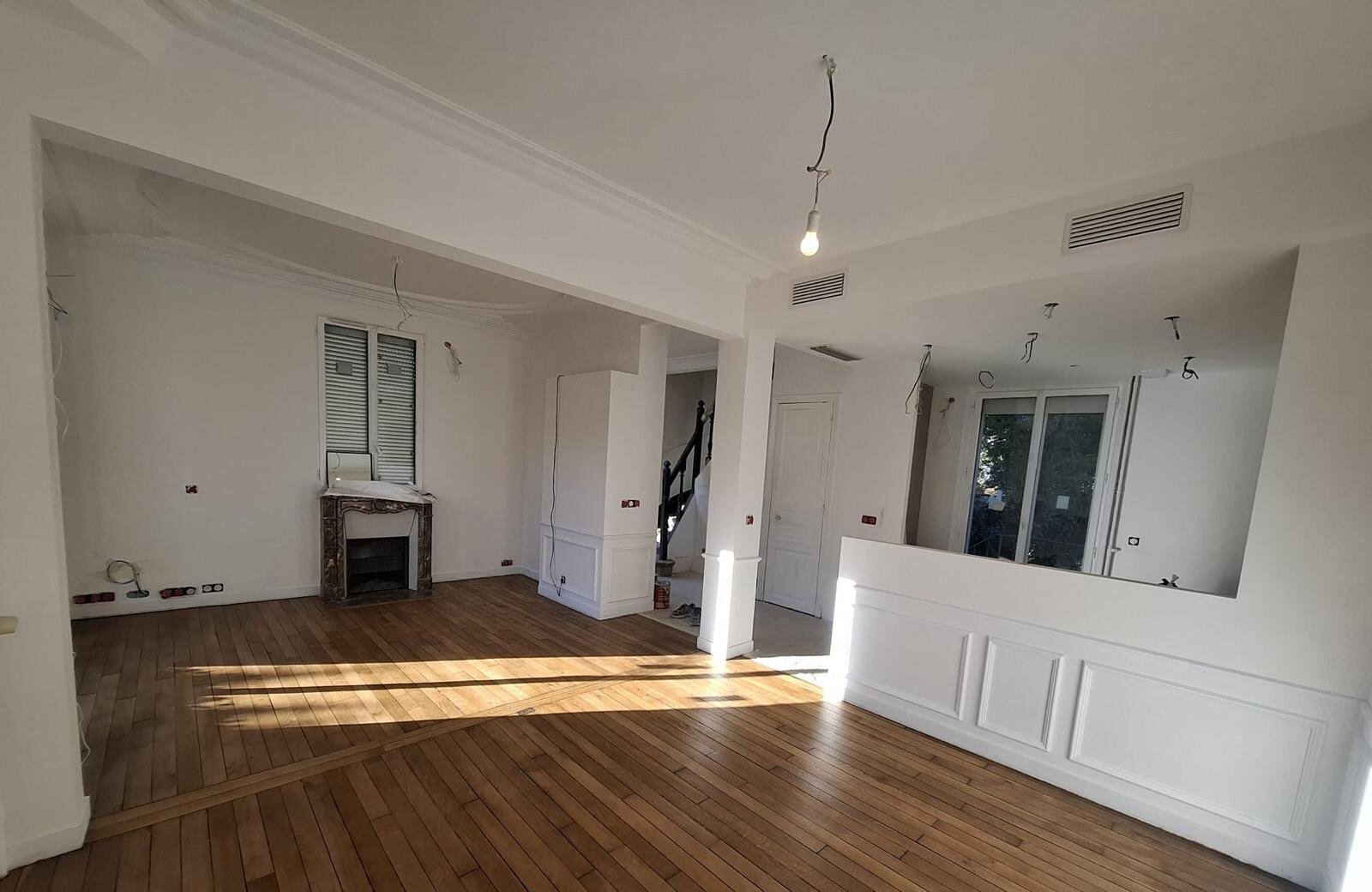 Séjour rénové d'une maison à Versailles, parquet massif et cheminée en marbre